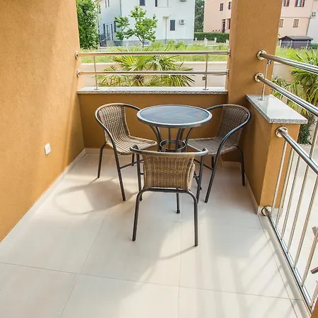 Apartament Sara *